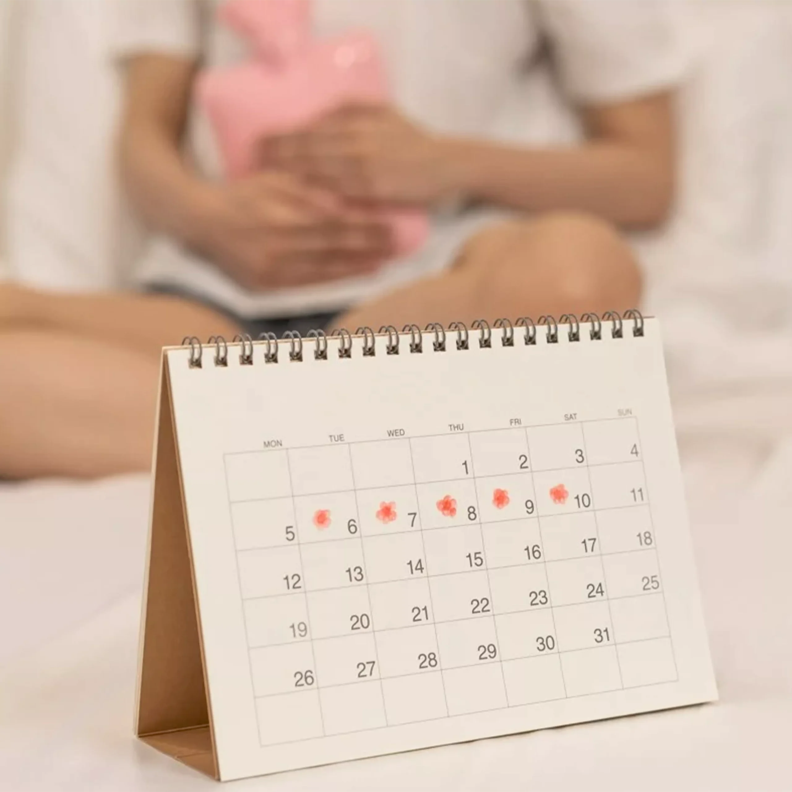 چگونه چرخه قاعدگی بر زیبایی و سلامت پوست تأثیر میگذارد؟