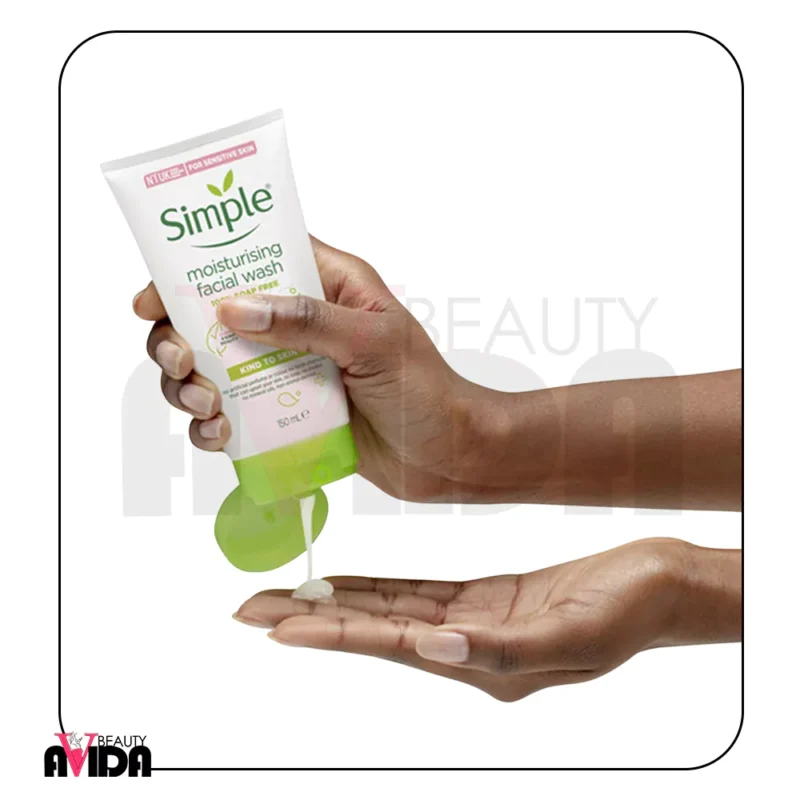 ژل شستشوی صورت سیمپل مدل Moisturising با فرمولاسیون ملایم و حاوی ویتامین‌های B5 و E، پوست را به‌طور مؤثر پاکسازی و مرطوب می‌کند. مناسب برای انواع پوست.