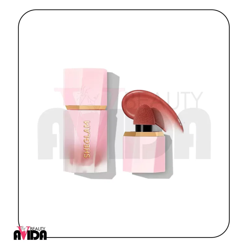 رژ گونه مایع شیگلم مدل Risky Business با بافت ژل-کرم سبک و فرمولاسیون بر پایه آب، جلوه‌ای طبیعی و مات به گونه‌ها می‌بخشد. این محصول حاوی ویتامین C است و با اپلیکاتور اسفنجی، استفاده‌ای آسان و یکنواخت را فراهم می‌سازد.