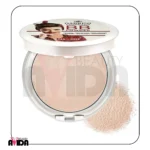 پنکک بی‌بی گابرینی Gabrini BB Powder شماره 03 با رنگ بژ متوسط و بافت نرم و مخملی، مناسب برای ایجاد آرایشی مات و طبیعی.