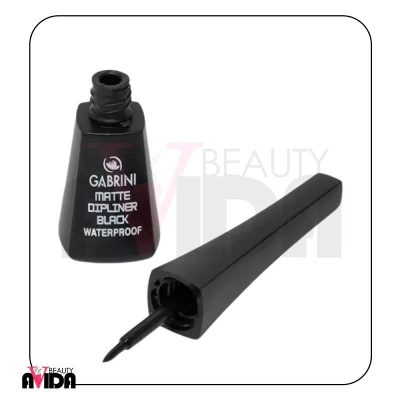 خط چشم ماژیکی گابرینی مدل Matte Dipliner Black با فرمولاسیون ضدآب و رنگ مشکی مات، خطوطی دقیق و ماندگار بر روی پلک ایجاد می‌کند.